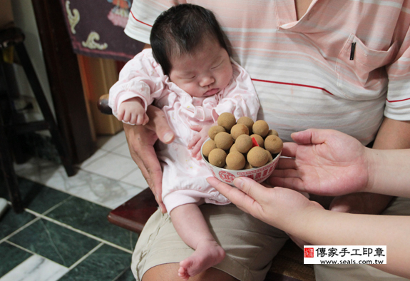 孫寶寶(新北永和區到府嬰兒寶寶滿月剃頭理髮、免費到府嬰兒剃胎毛儀式吉祥話)。到府剃頭剃胎毛主持、專業拍照、DVD光碟、證書。★購買「臍帶章、肚臍章、胎毛筆刷印章」贈送：剃頭、收涎、抓周，三選一。2015.09.04 照片6